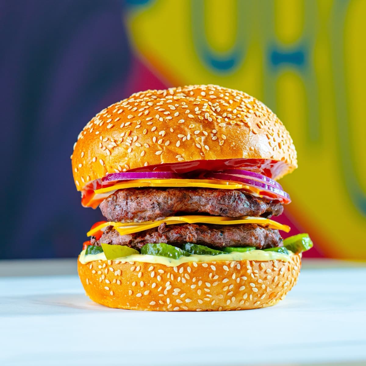 Hambúrguer duplo com duas carnes e queijo derretido